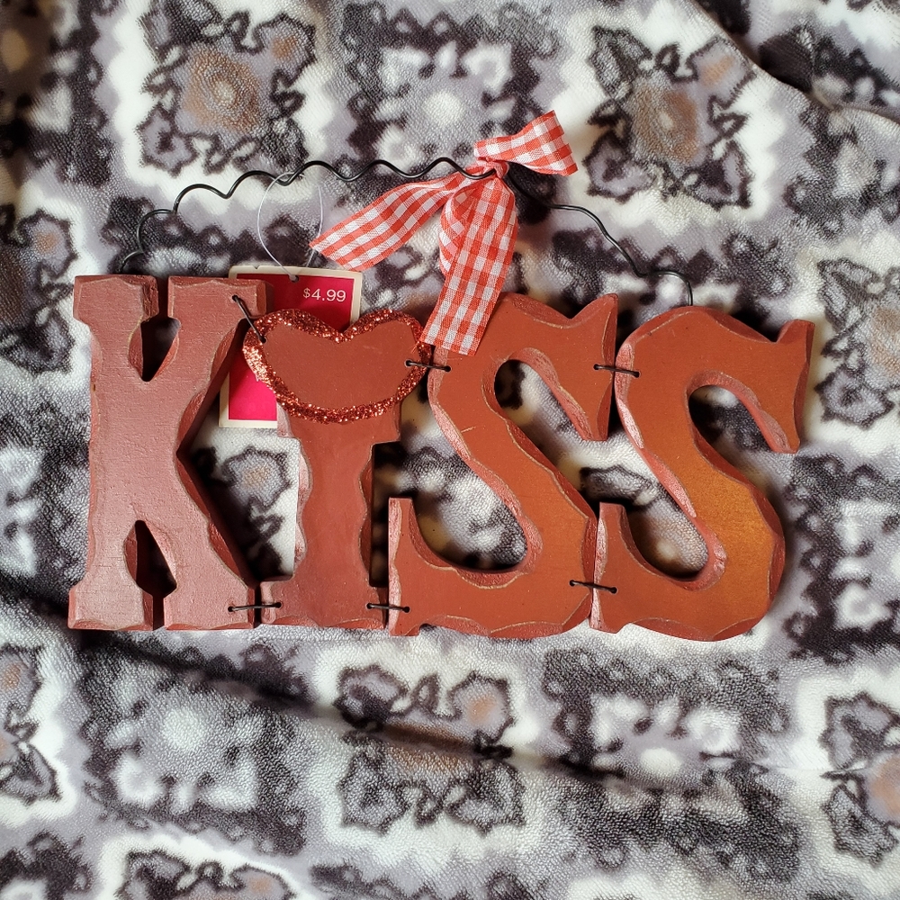 Wood "KISS" Decor